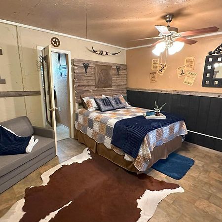 Acorn Hideaways Canton Rustic Old West Frontier Suite Dış mekan fotoğraf